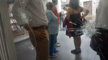 Violencia política en La Plata: Otra vez balearon la sede del PJ que está plaza por medio de la Gobernación