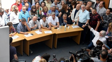 Gremios del transporte, las dos CTA y municipales marchan hoy con antorchas contra el "tarifazo"