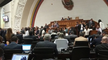 El parlamento pidió a 18 países y la UE que prohíban operaciones financieras de Venezuela