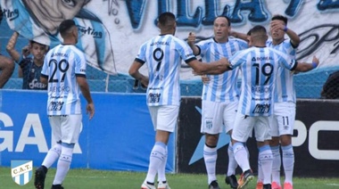 Atlético Tucumán goleó a Gimnasia y Esgrima y se ilusiona con dar pelea hasta el final