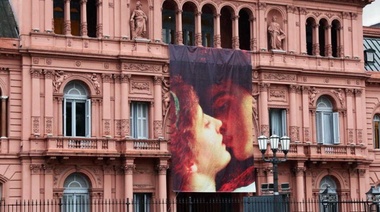 En el día de San Valentín, la Casa Rosada amaneció con un banner de Romeo y Julieta