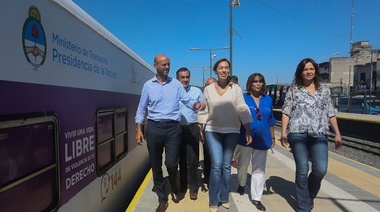 Vidal, Stanley, Dietrich y Finocciaro recorrieron el Centro de Atención Móvil de la Línea 144 en la Estación de Laferrere