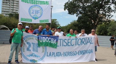 Con pocos temas locales en agenda, un gremio minoritario del sector docente y Barrios de Pie protestan frente a la Municipalidad platense
