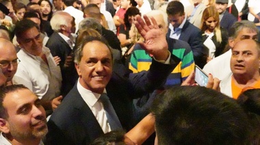 Scioli: "Voy a ser precandidato a presidente al servicio de todos los argentinos", dijo
