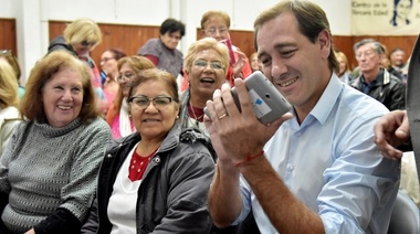 Adultos mayores recibirán tablets para agilizar trámites y estar informados