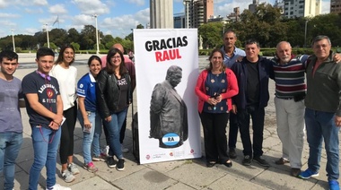 El radicalismo platense mostró unidad colocando cuarenta mesas en honor a Raúl Alfonsín