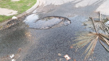 Hartos: Vecinos de 8 y 517 hace un mes que reclaman a ABSA por una terrible pérdida de agua