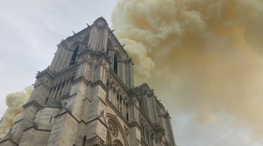 Se incendia la Catedral de Notre Dame en París
