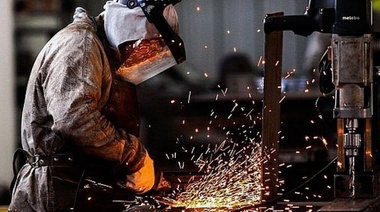 La actividad industrial bajó 13,4% interanual en marzo, y la construcción 12,3%