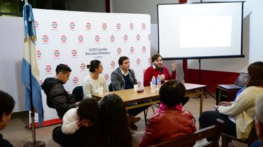 Interesante charla sobre oratoria y programación neurolingüística en comunicación, en Comité Radical