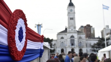 Una multitud celebró el 208° Aniversario de Paraguay en Plaza Moreno