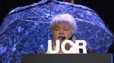 “No quiero más Macri”, disparó la convencional radical Alberti y se cubrió con un paraguas “por la lluvia de inversiones”