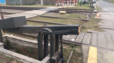 Delegada de Villa Elisa denuncia “atentado a la seguridad ciudadana” un cierre de barreras del ferrocarril por el paro