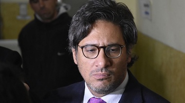 Instalan un banco rojo en el Ministerio de Justicia que simboliza la lucha contra los femicidios