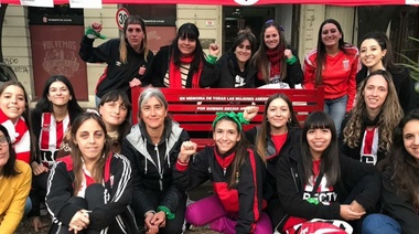 El Club Estudiantes de La Plata instaló un "banco rojo" en memoria de las víctimas de femicidios