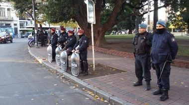 La Justicia rechazó un hábeas corpus de los manteros de la plaza San Martín, que sigue custodiada por policías