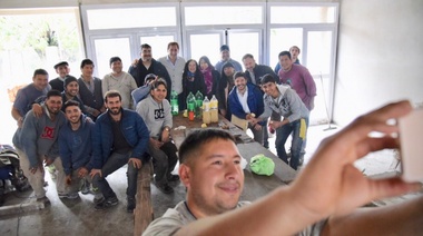 Garro compartió unos “choris” con trabajadores de la obra de un renovado establecimiento educativo en 7 y 643