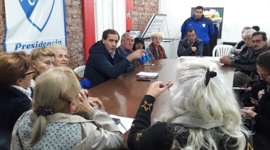 Garro dialogó con vecinos de Los Hornos en el Centro de Fomento