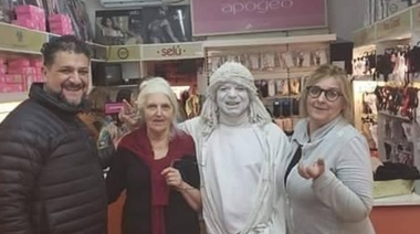 Escándalo: En el cierre del PJ no se salvó ni la estatua viviente de Calle 12