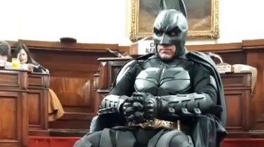 El Batman Solidario recibió el anunciado reconocimiento en La Plata, en un día cargado de trastornos