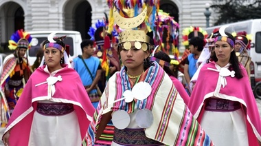 “Fiesta del Sol”: Una multitud participó de la celebración del Año Nuevo Andino en Plaza Moreno
