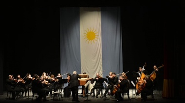 Garro en la gala por el 203° aniversario de la Independencia: “Esta es una fecha para reflexionar hacia dónde queremos ir como país”