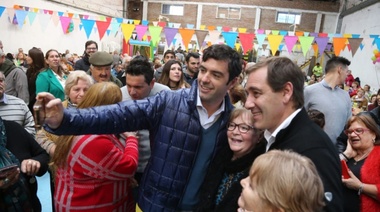 En una fiesta que reunió a cientos de jubilados de la ciudad, Garro celebró el Día del Abuelo en el Club Unión Vecinal