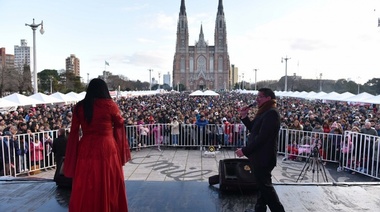Con un colorido festejo, más de 75 mil personas celebraron “Perú Vive” en Plaza Moreno