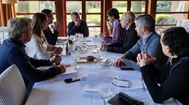 Macri toma juramento a Lacunza, encabeza una reunión de gabinete y se reúne con la Mesa de Carnes