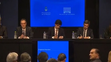 El Gobierno busca postergar el pago la deuda con privados y con el FMI