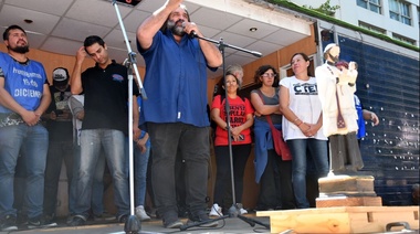 Baradel: "Sin pagar los salarios en Chubut están poniendo en juego la paz social", dijo