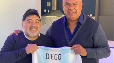 Maradona recibió la visita de Tapia y una camiseta del seleccionado como regalo