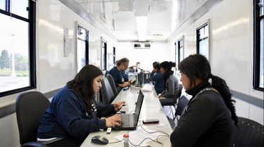 La oficina móvil de ANSES se instaló en Plaza Moreno y brindará atención durante quince días