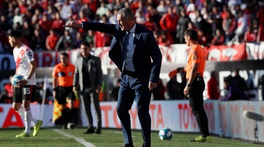 Alfaro busca fórmulas para ganarle a River: hoy paró una línea de tres defensores