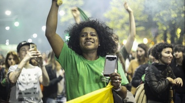 Miles de pañuelos verdes coparon el centro platense en favor de aborto legal