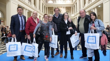 Inclusión digital: Garro entregó 750 tablets a abuelos y abuelas de la ciudad en el Pasaje Dardo Rocha