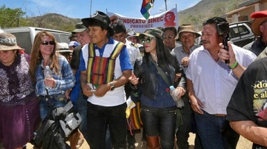 Camacho llegó a La Paz para entregar una carta a Evo Morales pidiendo su renuncia