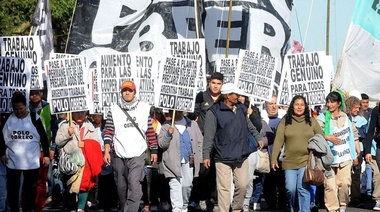 Manifestantes del Polo Obrero y Barrios de Pie se concentran en el Obelisco