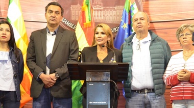 La senadora Jeanine Áñez asumió la Presidencia de Bolivia