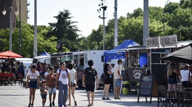 Desde temprano y con altas temperaturas, Plaza Moreno recibe vecinos para la gran fiesta del 137 aniversario de la Ciudad