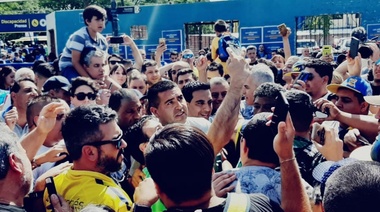 Riquelme vota entre muestras de afecto, empujones e insultos para Angelici