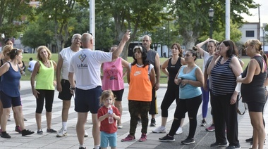 Ofrecen clases gratuitas de zumba y gimnasia localizada en distintos espacios públicos de la ciudad