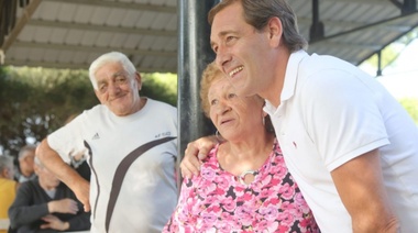 Junto a más de 300 adultos mayores, Garro compartió una tarde en la colonia de la Tercera Edad