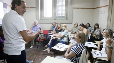 Garro recorrió los talleres que la Escuela Taller Municipal de Arte dicta en el Pasaje Dardo Rocha