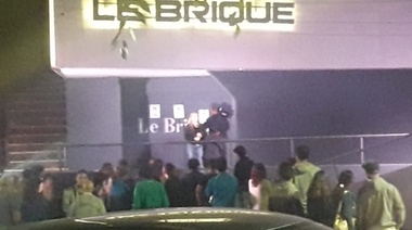 “Justicia por Fernando”: Pacíficamente, jóvenes juntaron firma en la puerta de Le Brique