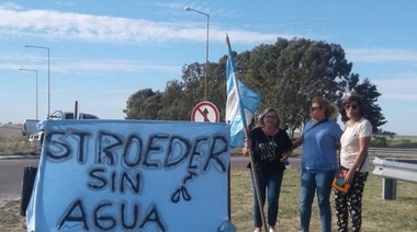 Falta de agua en Stroeder: Vecinos llevan 10 horas en la ruta y reclaman presencia del intendente
