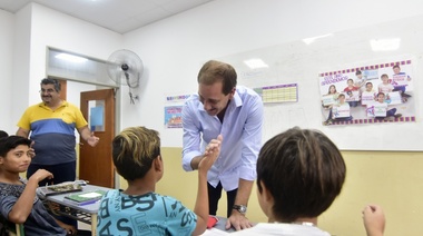 Garro visitó una escuela flamante en Villa Garibaldi que se construyó con el Fondo Educativo