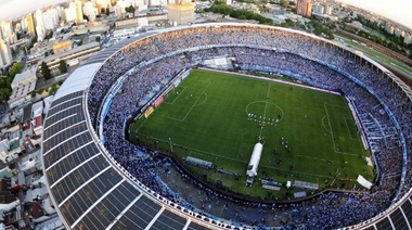 "La reducción de los salarios será consensuada", dijo el presidente de Racing, Víctor Blanco