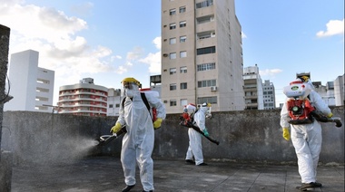 Despliegan operativo de desinfección y prevención en un edificio tras la muerte de una mujer por Coronavirus