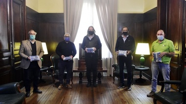 Garro recibió a representantes del Club Los Tilos, quienes realizaron la donación de 500 barbijos